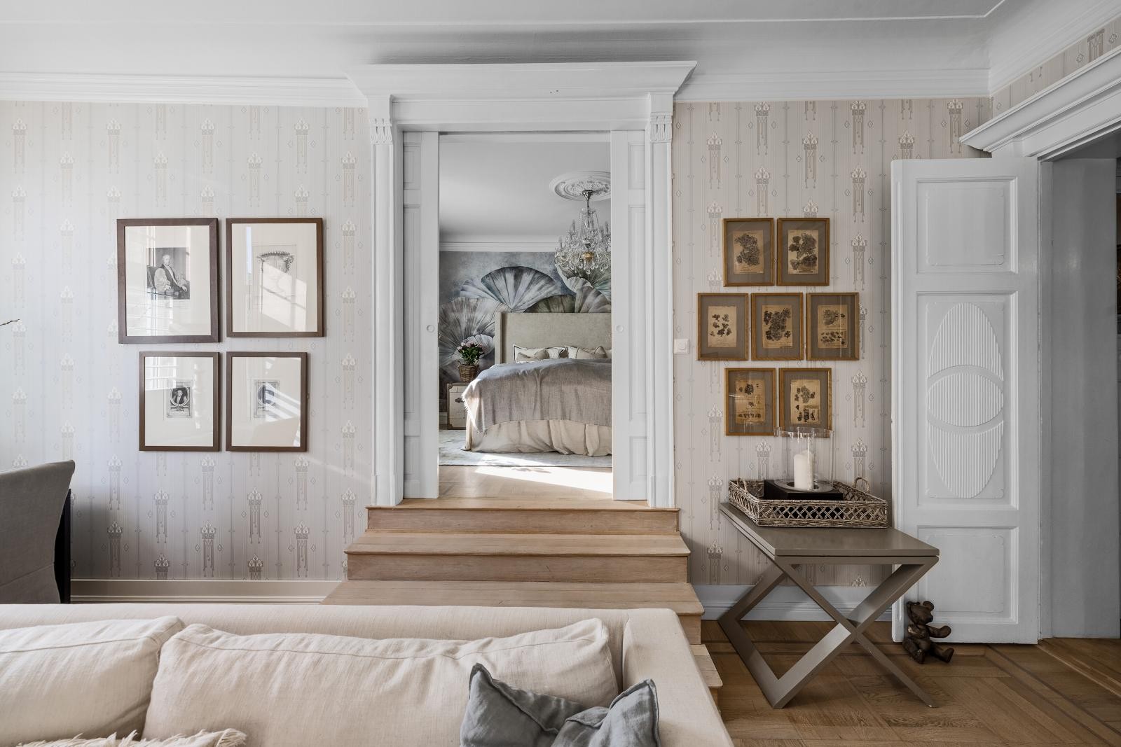 Leiligheten er smakfullt oppusset uten å miste sitt karakteristiske særpreg