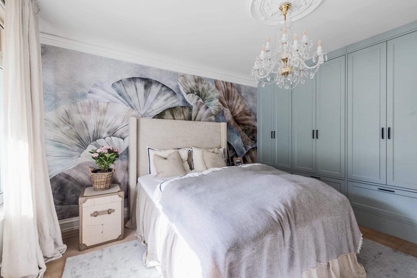 Utstrakt bruk av plassbygget innredning i leiligheten