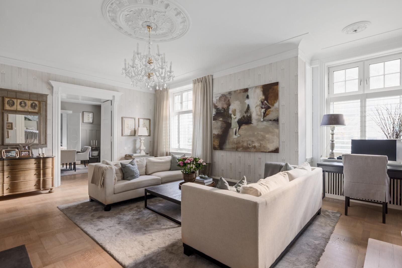 Leiligheten har store vindusflater som gir godt med naturlig lysinnslipp