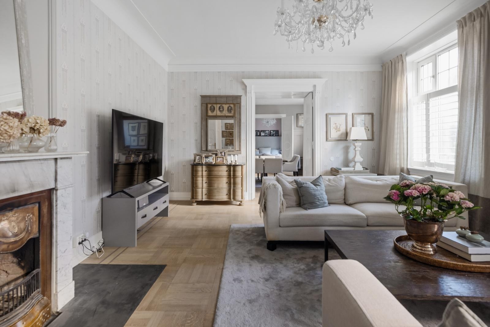 Flott planløsning og delikate materialvalg preger leiligheten