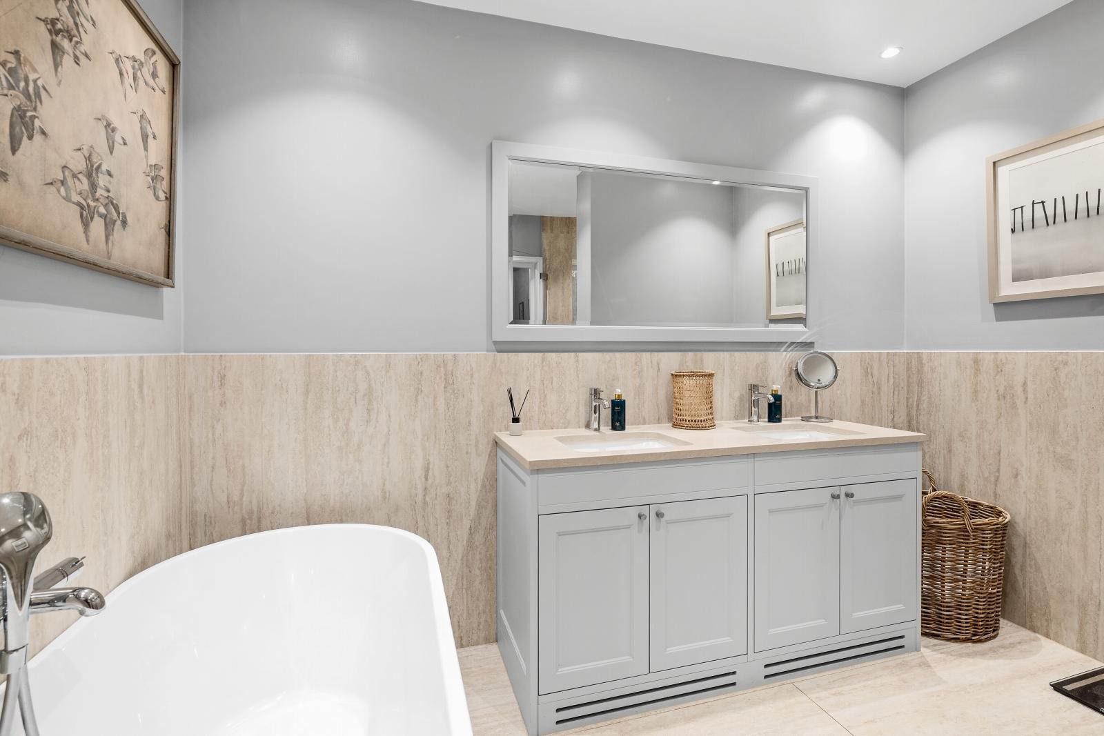 Lekkert bad med badekar inn fra hovedsoverommet