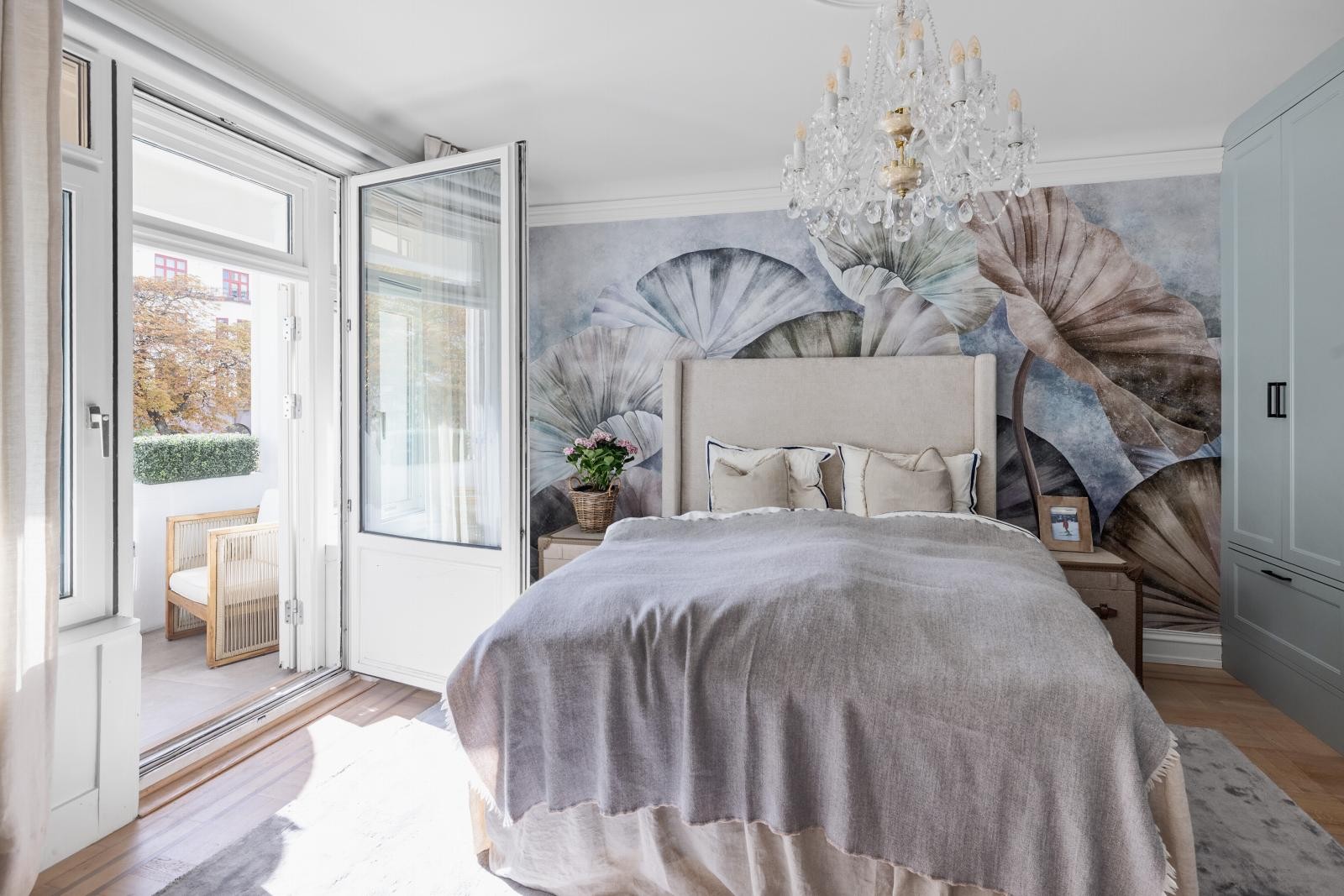 Soverom med utgang til balkong