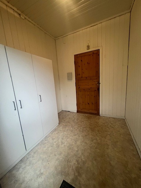 Entre med garderobeskap. Galleribilde