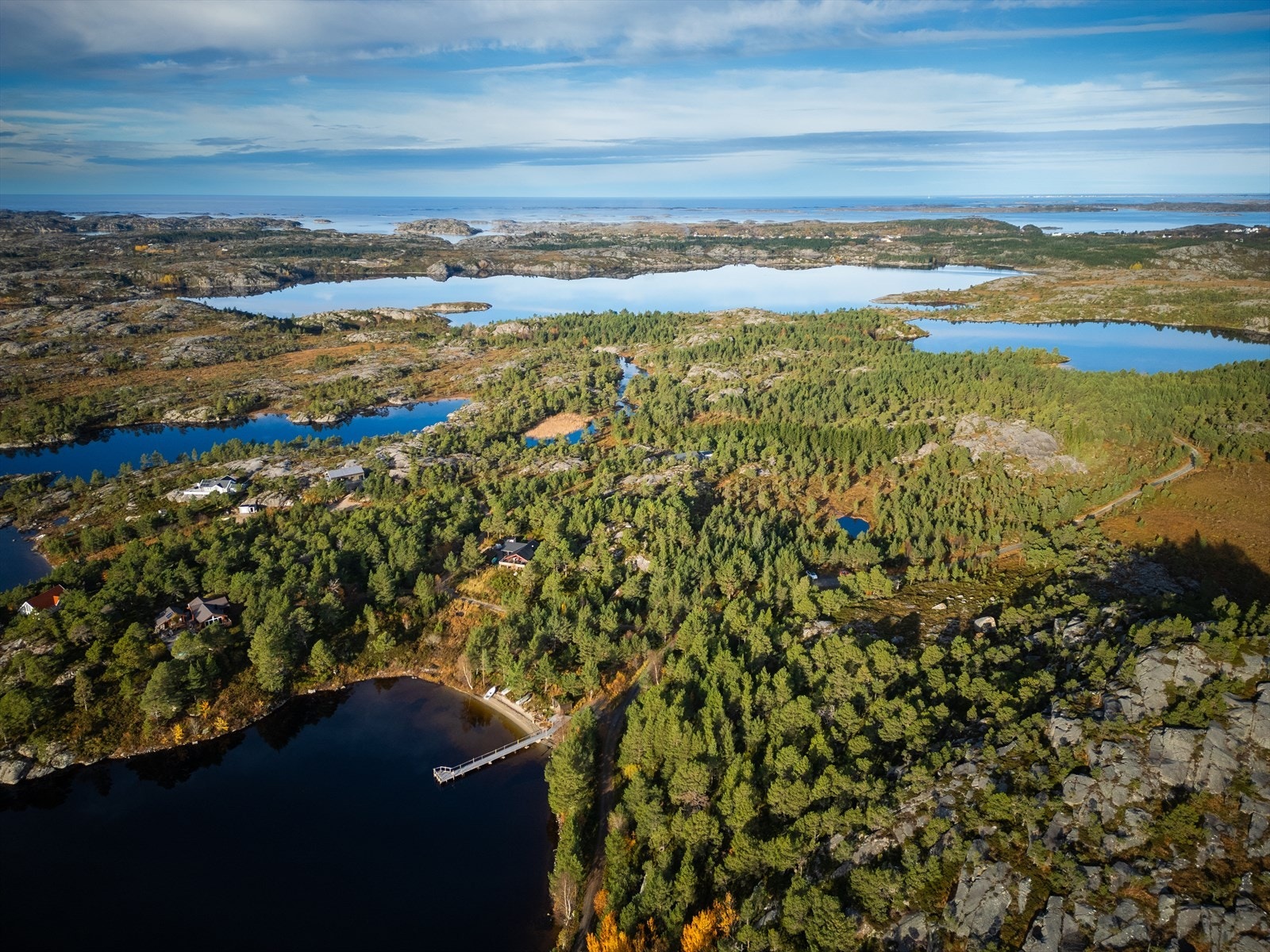 Tomten er beliggende tett mot fiskevann, muligheter for gode fiskeopplevelser Galleribilde