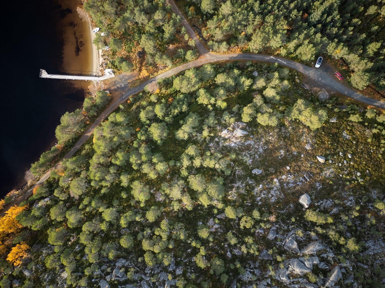 Tomten kan bebygges med inntil 80 m² bebygd areal i 1,5 etasje med hems, og det kan oppføres uthus på opptil 25 m² i tilknytning til fritidsboligen Galleribilde