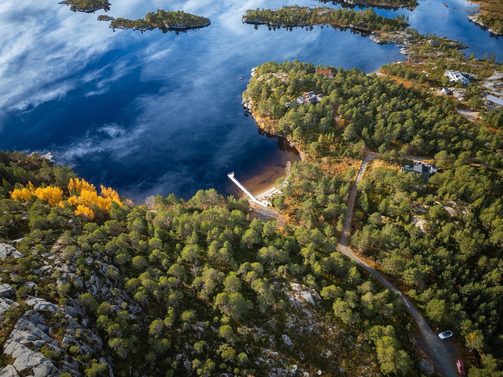 Fra eiendommen er det kort vei til Kvenvær sentrum, hvor du finner dagligvarebutikk (ca. 9 min) Galleribilde