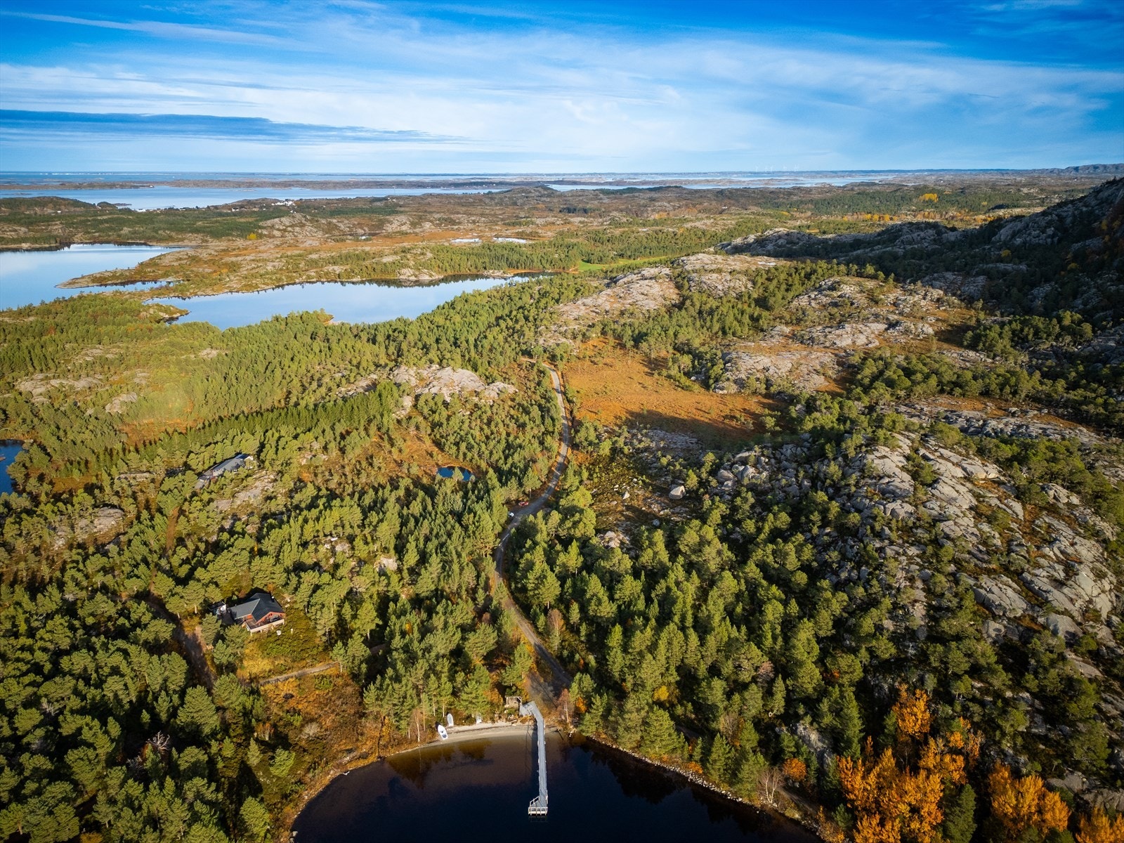 Mot nord ser vi Bispøyan og ytterst Frøya med Tritran og fyrstasjonen Sletringen Galleribilde