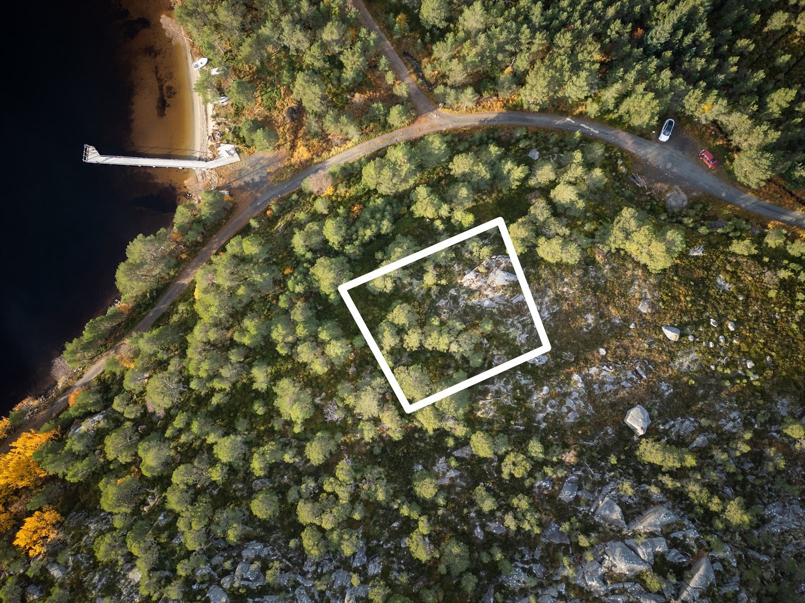 Velkommen til Kvenvær, drømmer du om ditt eget fristed med nærhet til vann, fjell og hav? En unik hyttetomt på 1059 m² (markering av ca. tomteareal. Avvik kan forekomme) Galleribilde