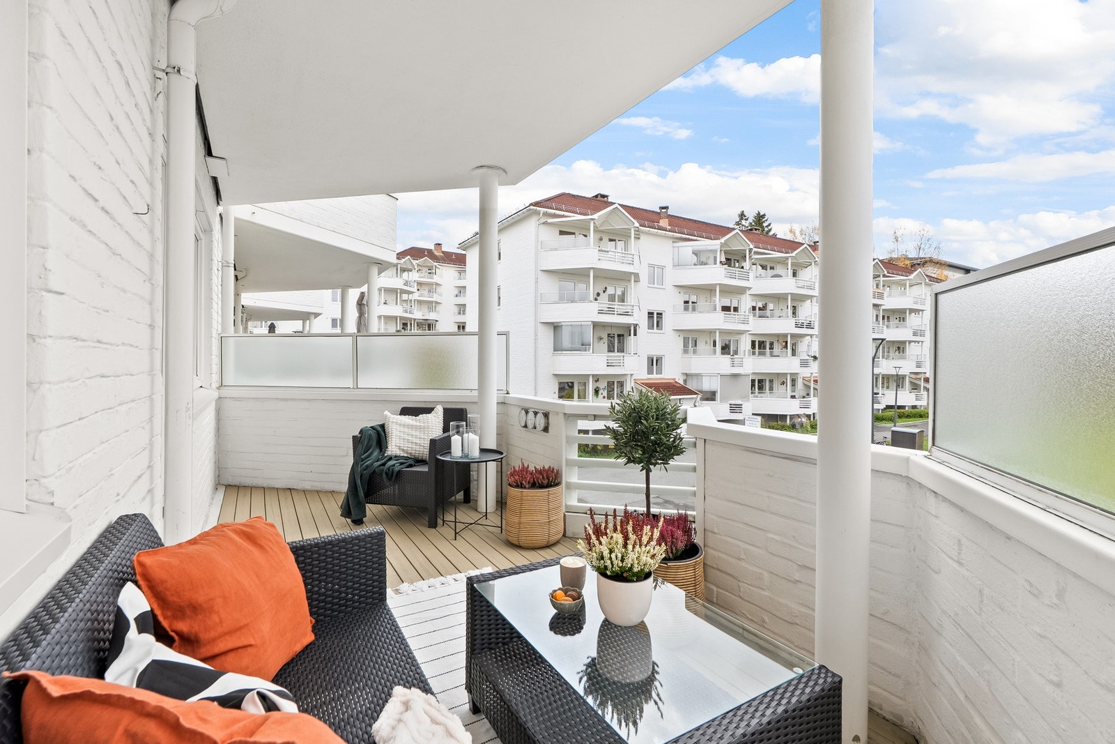 Det er god plass til en sittegruppe, og overbygget sørger for brukstid selv i litt dårlig vær. Galleribilde