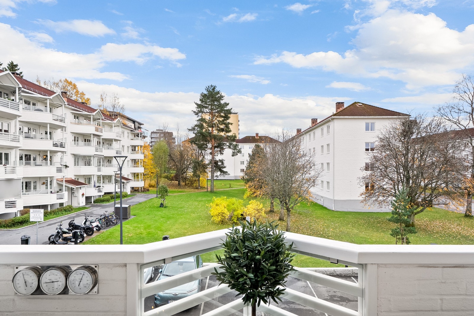 Haakon Tveters vei 70 er en lys og pen 3-roms i andre etasje, som er blitt oppgradert mellom 2020-2023. Beliggenheten er sentral med kort vei til T-bane, kjøpesenter og marka. Galleribilde