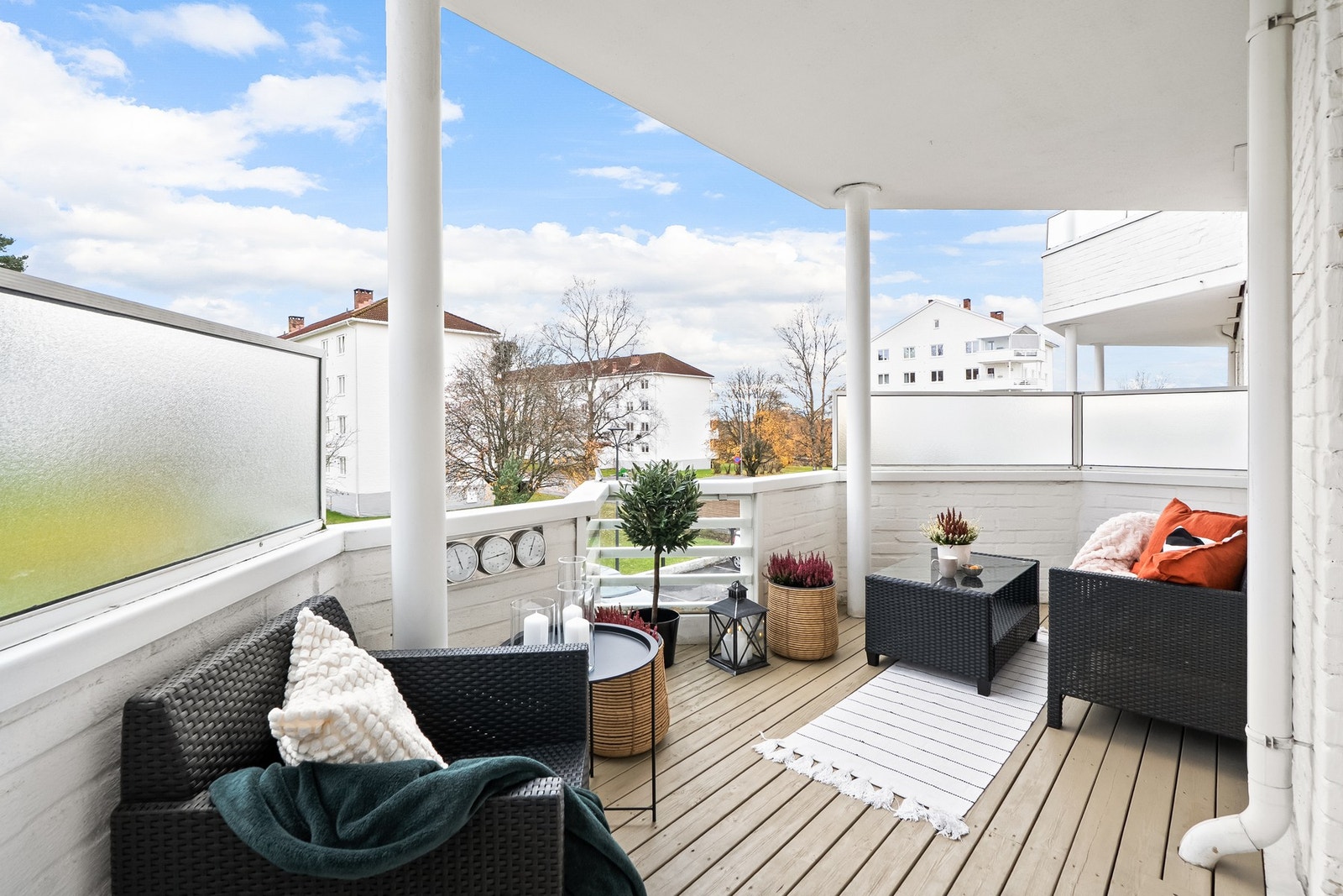 Leiligheten har utgang fra stuen til en sydvendt, overbygd balkong på ca. 9 kvm. Galleribilde