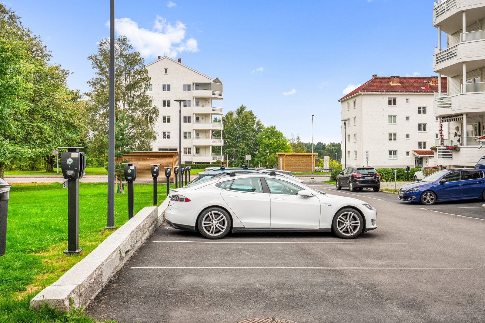 Borettslaget har totalt 241 parkeringsplasser, hvorav 82 har mulighet for å lade elbil som leies ut etter venteliste. Galleribilde