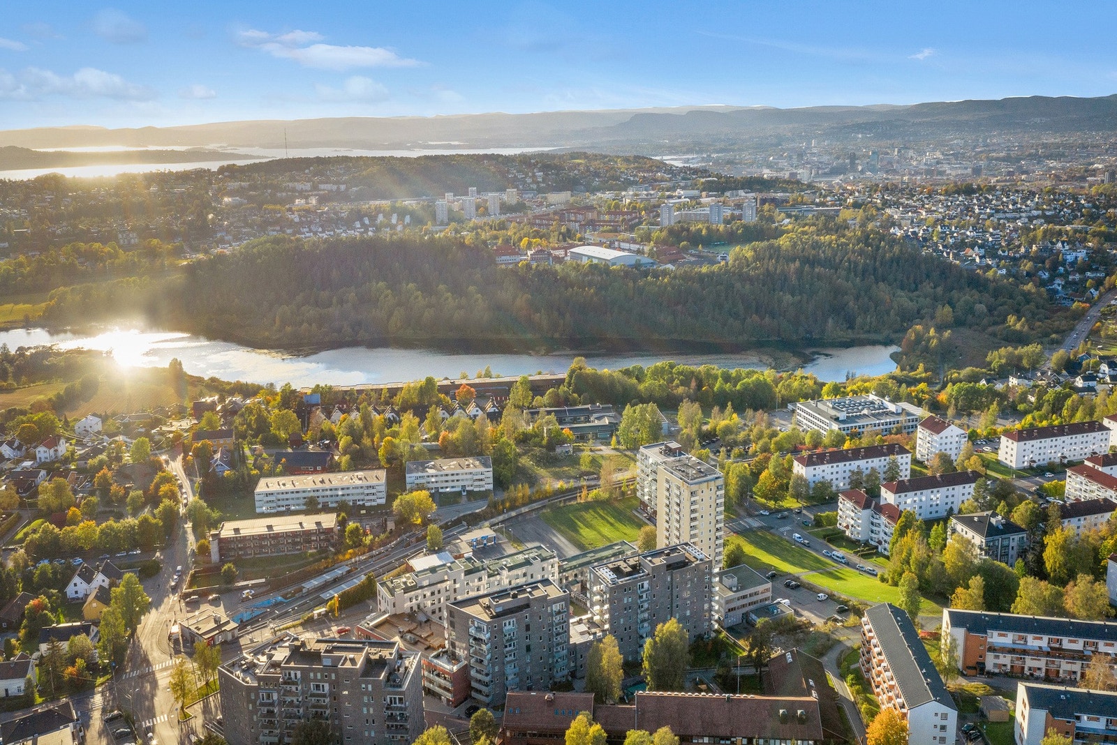 Kombinasjonen av god infrastruktur i nærområdet, og nærhet til både byen og tur- og rekreasjonsområder gjør dette området til et spesielt godt bomiljø for folk i alle aldre. Galleribilde
