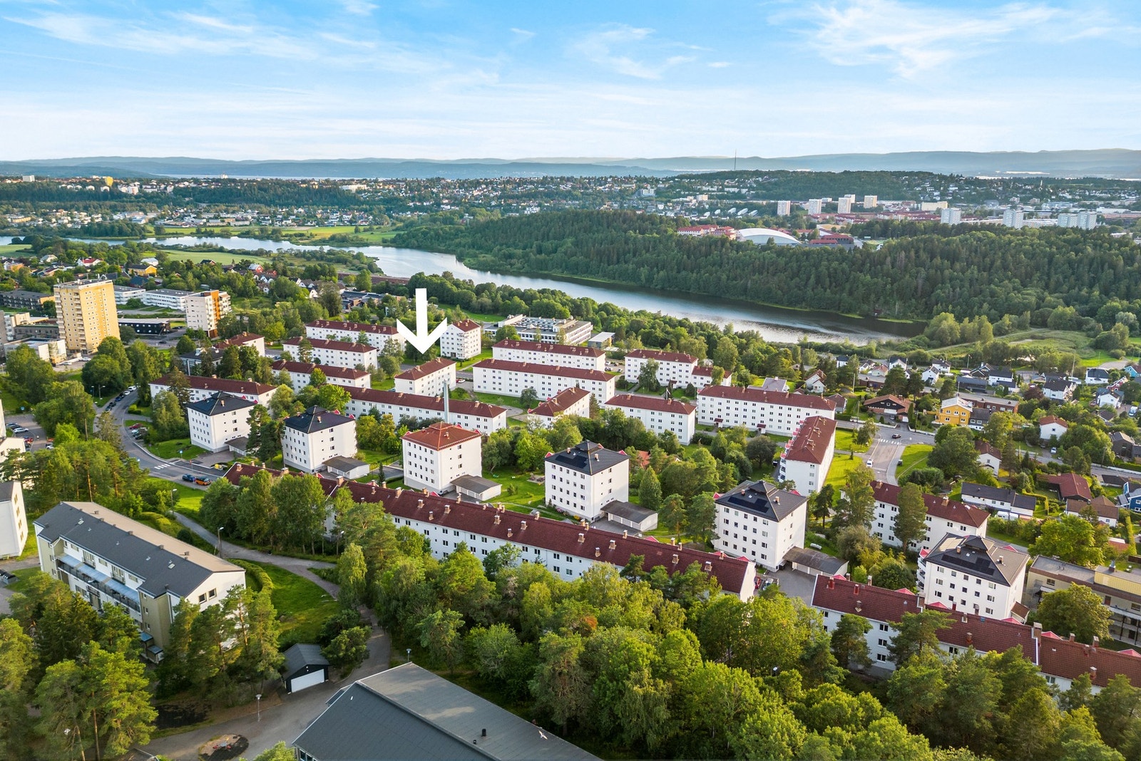 Fra boligen er det kort vei til T-bane, Østensjøvannet og Østmarka. I området finner du turmuligheter året rundt: gang- og sykkelstier, turveier og lysløyper. Galleribilde