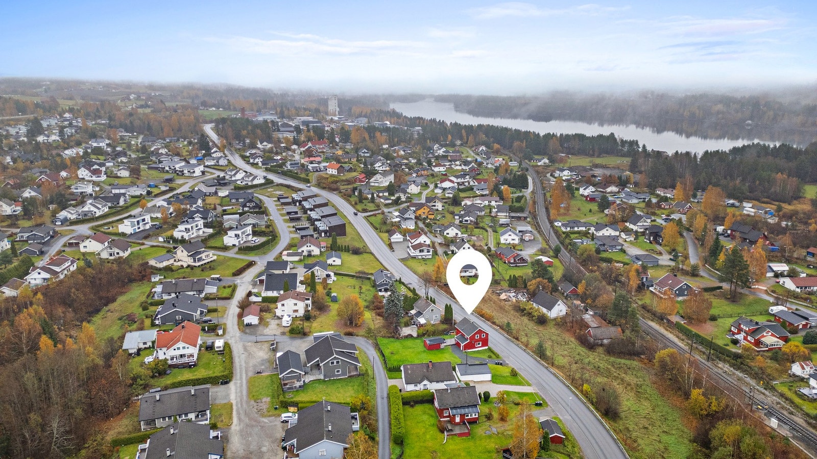 Det er enkel adkomst til riksvei 35, med ca. 40 minutters kjøring til Drammen Galleribilde