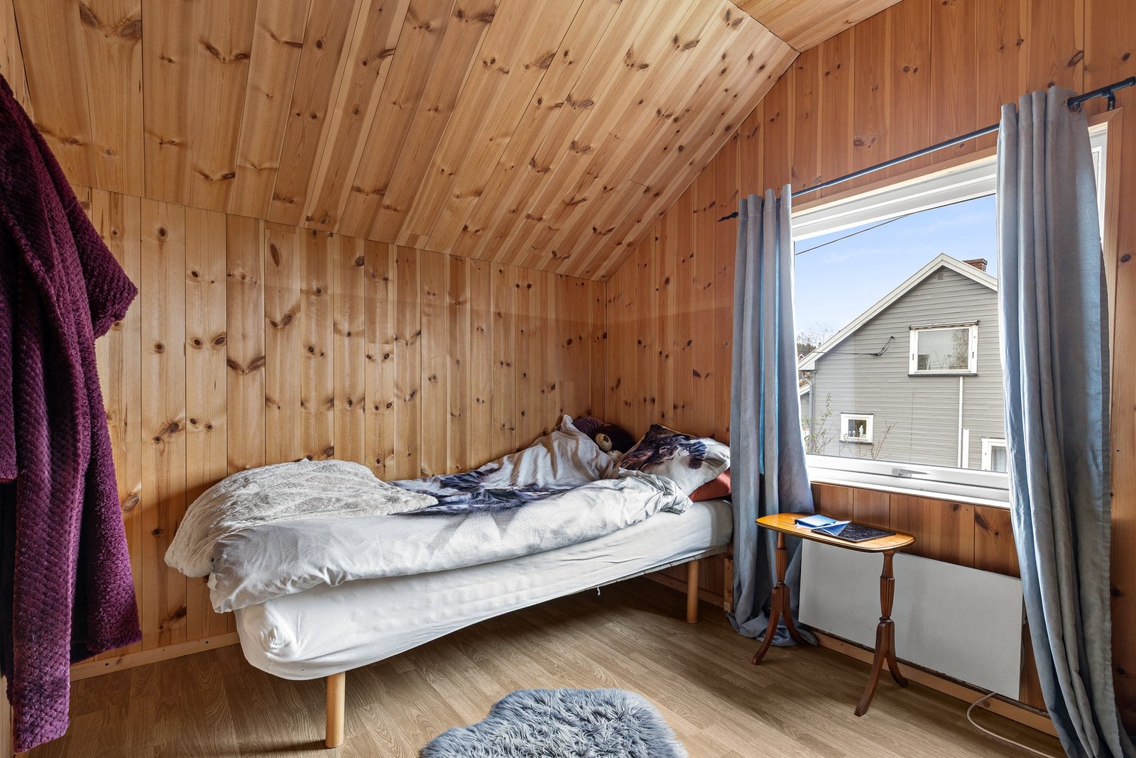 Alle rommene er av god størrelse og har plass til seng, nattbord og garderobe Galleribilde