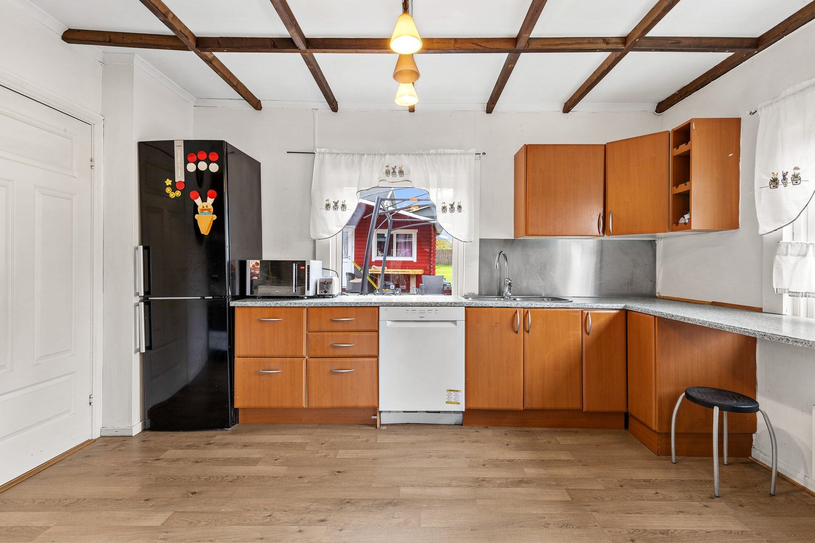 Det er røropplegg til oppvaskmaskin og kjøkkenventilator med kullfilter Galleribilde