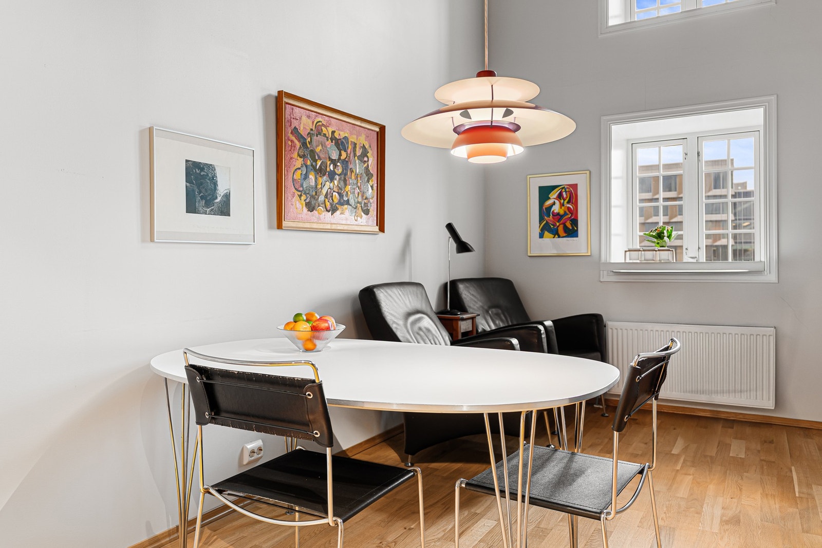 Spiseseksjonen finner sin naturlige posisjon like ved kjøkkenet. Her er det god plass til større spisebord om ønskelig. Galleribilde