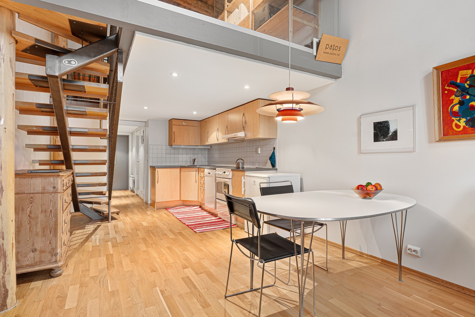 Luftig og åpen stue/kjøkkenløsning på hele 26 kvadratmeter. Galleribilde