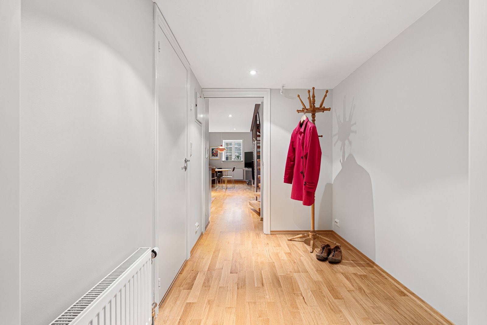 Romslig entré innredet med god plass til bla. stor skyvedørsgarderobe. Galleribilde