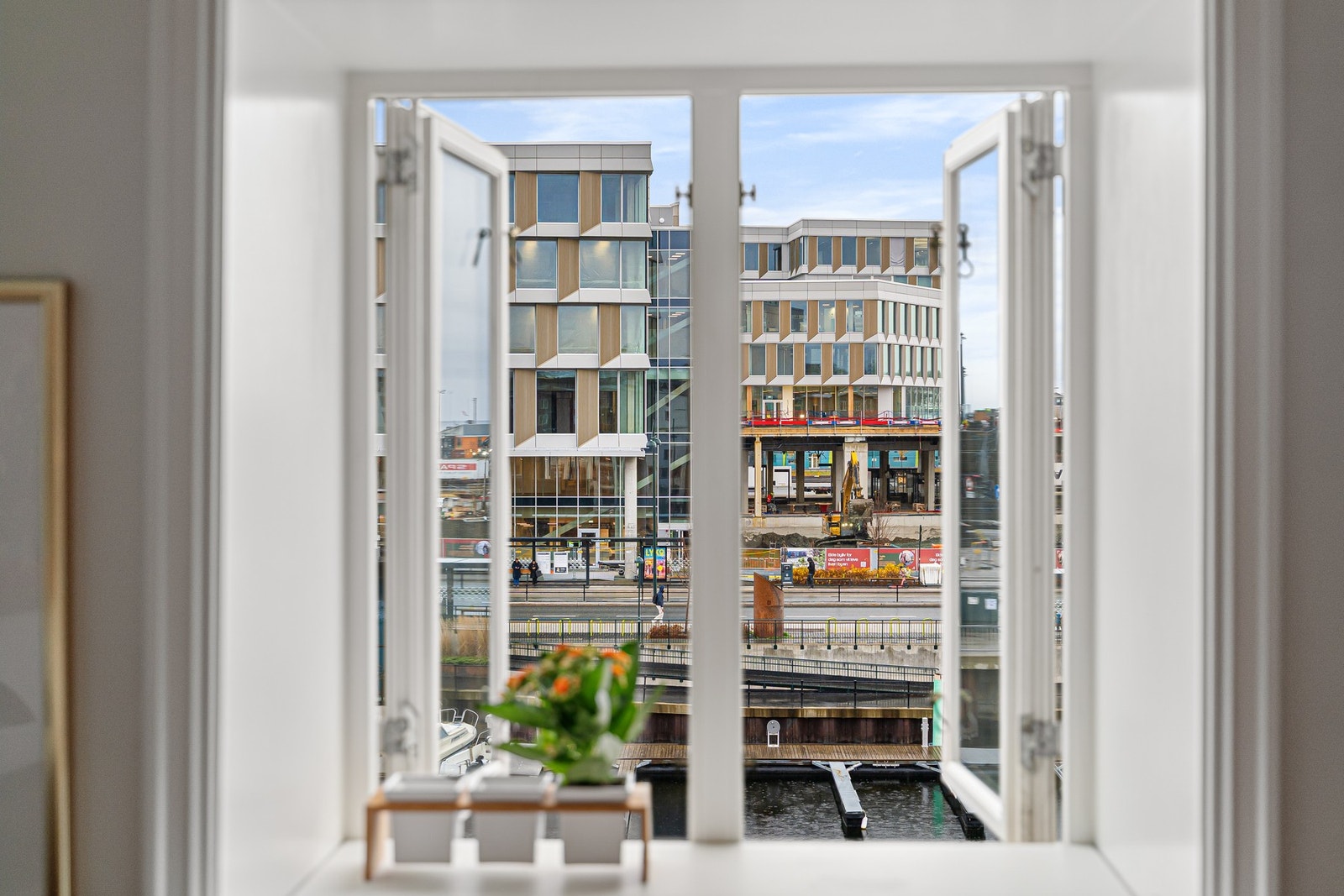 Fra leiligheten har du lekker utsikt mot Kanalen. Galleribilde