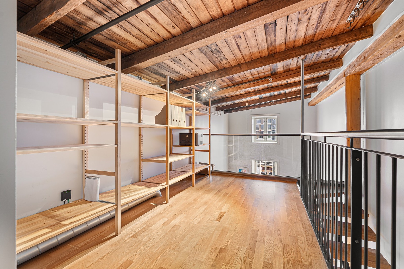 Opp trappen kommer du til overetasjen. Her har du en egen loftstue hvor det er åpent ned til etasjen under. Galleribilde