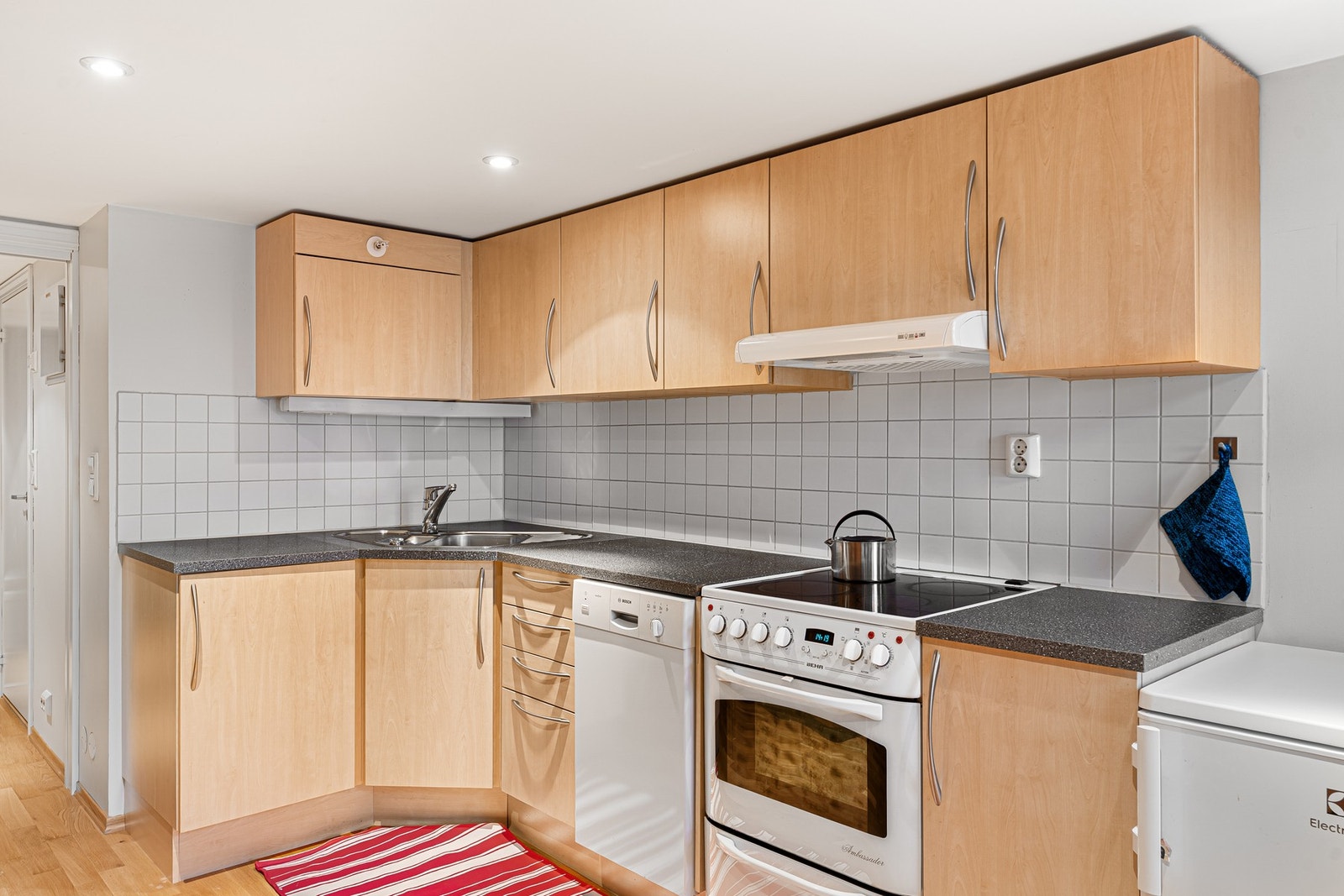 Lyst og moderne kjøkken fra byggeår 2007. Galleribilde