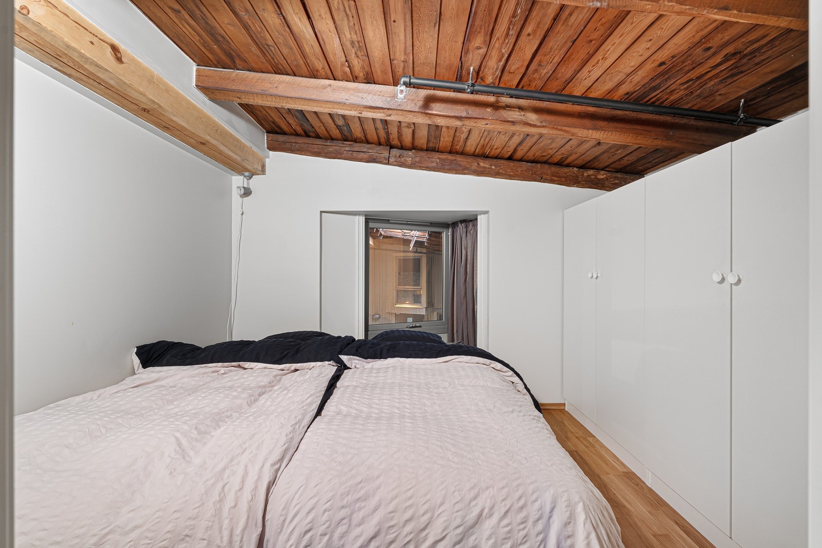 Soverommet er av romslig størrelse og med god plass til både dobbeltseng og garderobeskap. Galleribilde