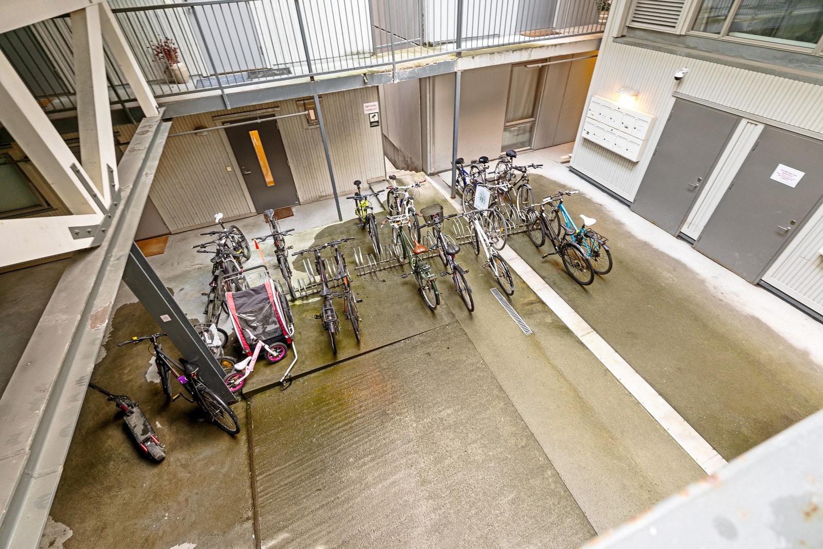 Det er felles sykkelparkering ved inngangspartiet til borettslaget. Galleribilde