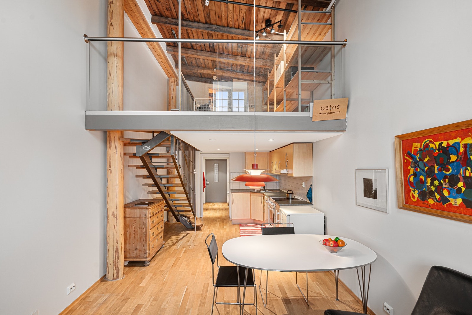 Leiligheten er på 55 kvadratmeter og strekker seg over 2 plan. Galleribilde