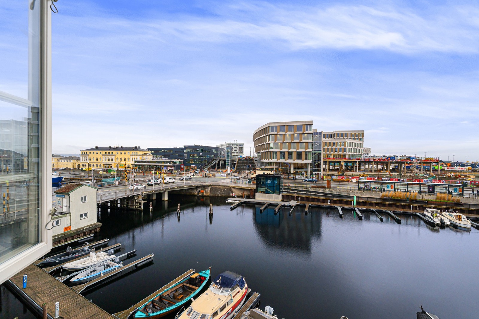 Leiligheten har en meget populær og attraktiv beliggenhet i Midtbyen, med kort gange til de aller servicefasiliteter. Galleribilde