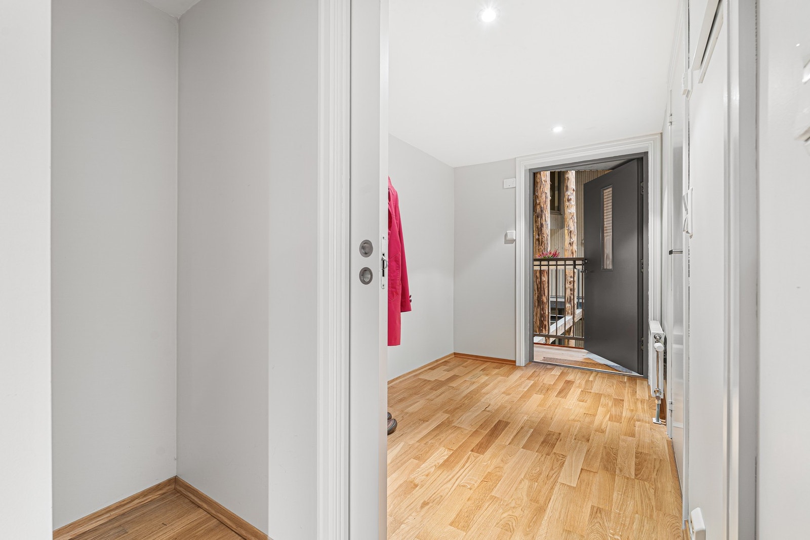 Entréen er på hele 5 kvadratmeter. Galleribilde