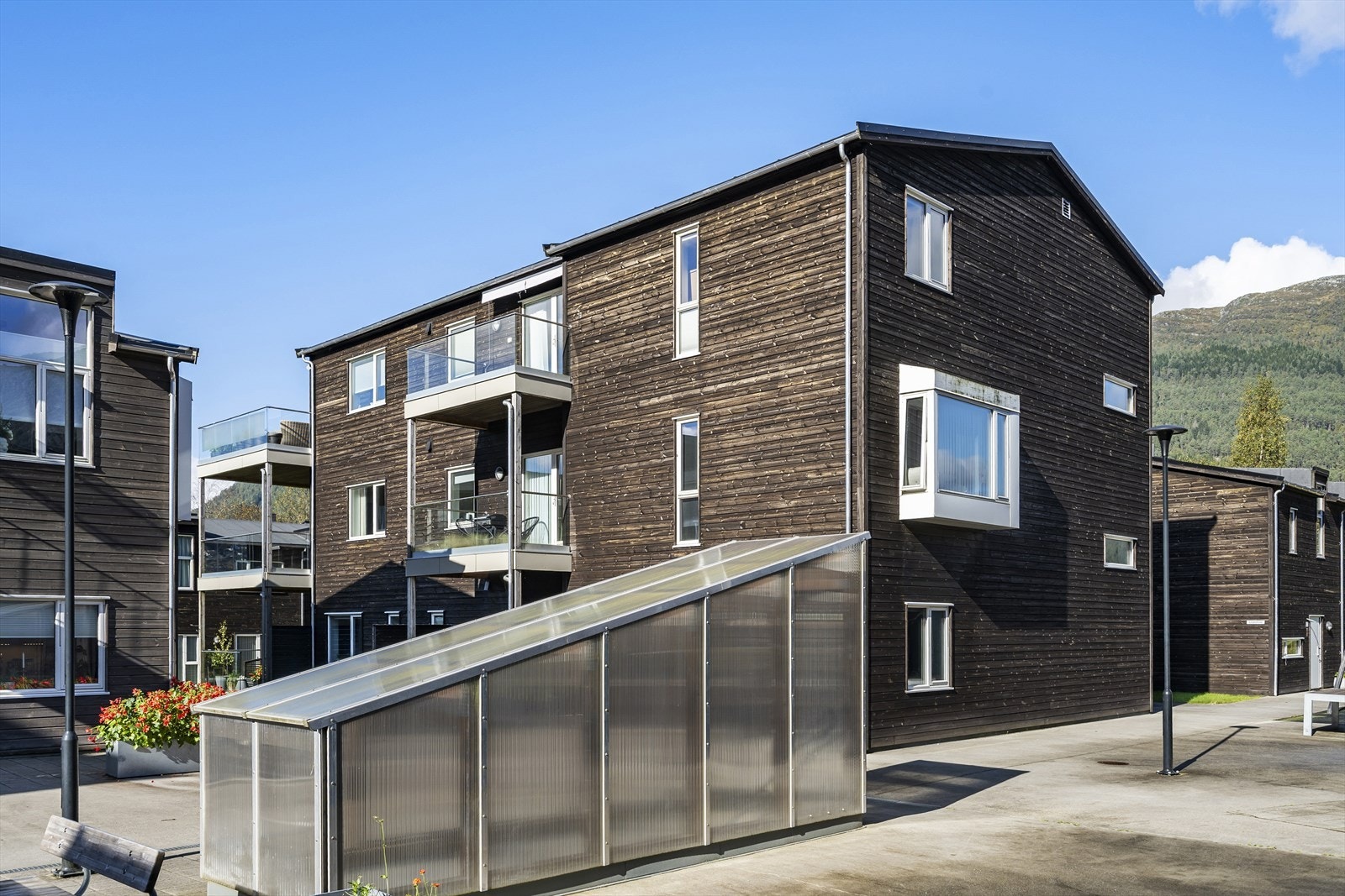 Leiligheten ligger like øst for sentrum. Avstanden til sentrum er omtrent 1 km. Barne- og ungdomsskole, videregående skole, høyskole, barnehage, butikker og sykehuset ligger innenfor behagelig gang- og sykkelavstand. Galleribilde