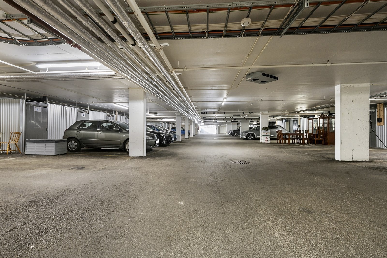 Plass i lukket garasjeanlegg med tilhørende bod. Parkeringsplassen har opplegg for lading av el-bil. Galleribilde