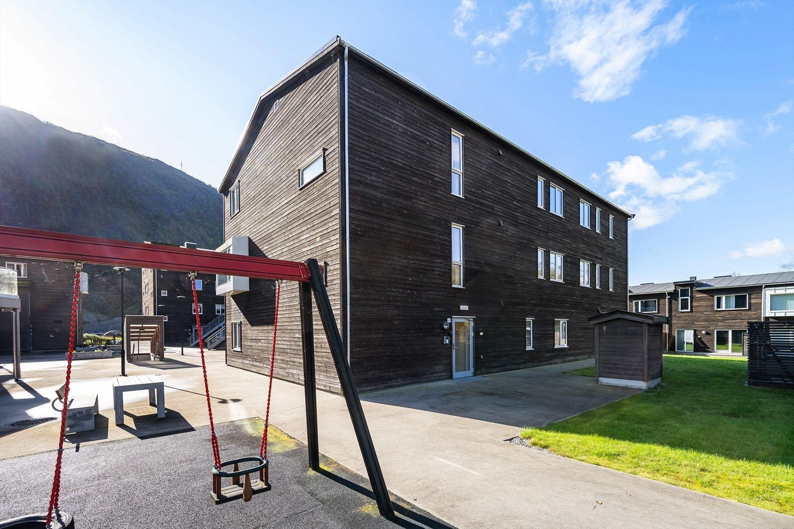 Sameiet Kastanjetunet har pent opparbeidet fellesareal med grøntareal og lekeområder. Galleribilde