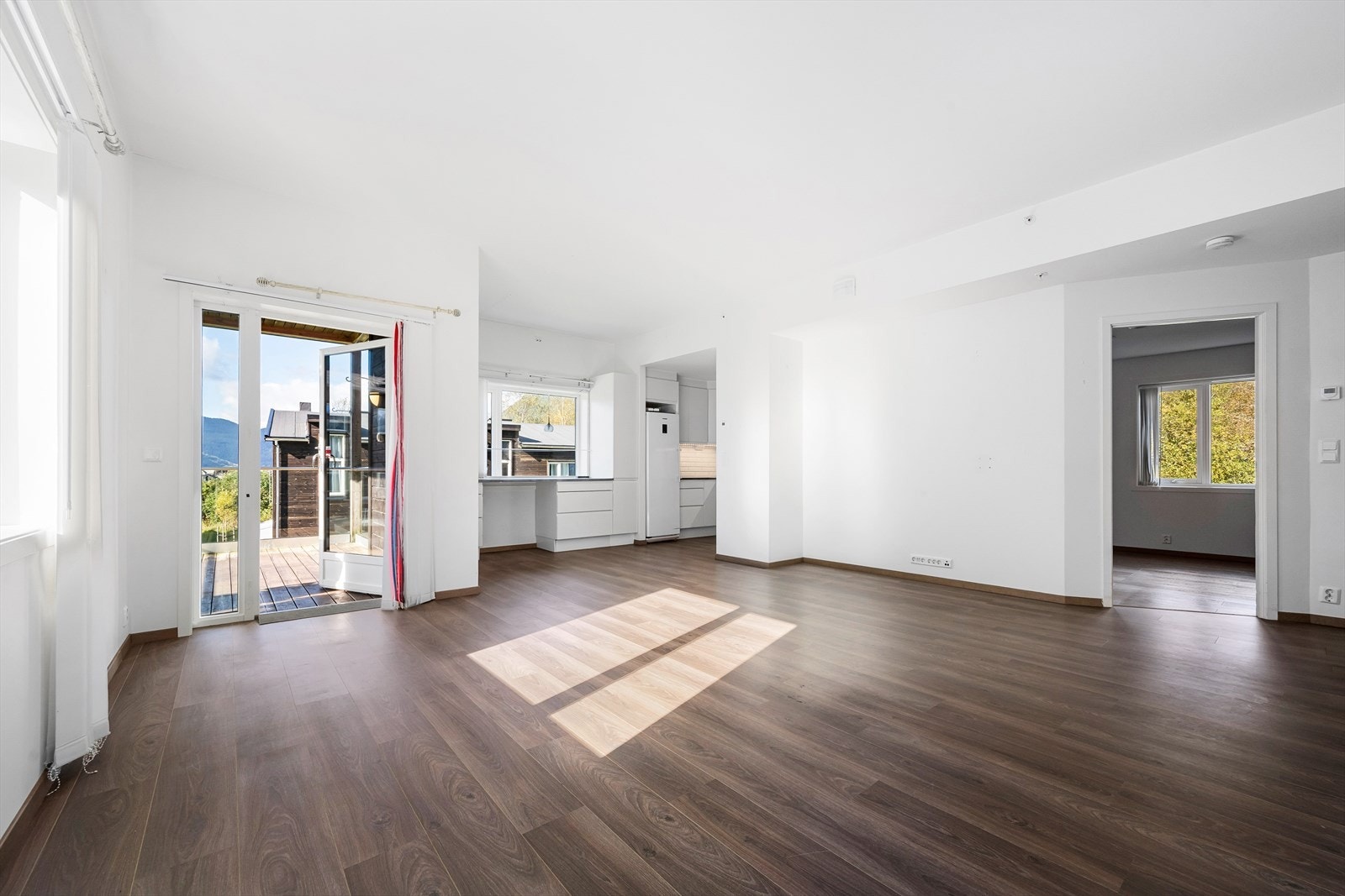 Romslig stue med rom for sittegruppe. Galleribilde