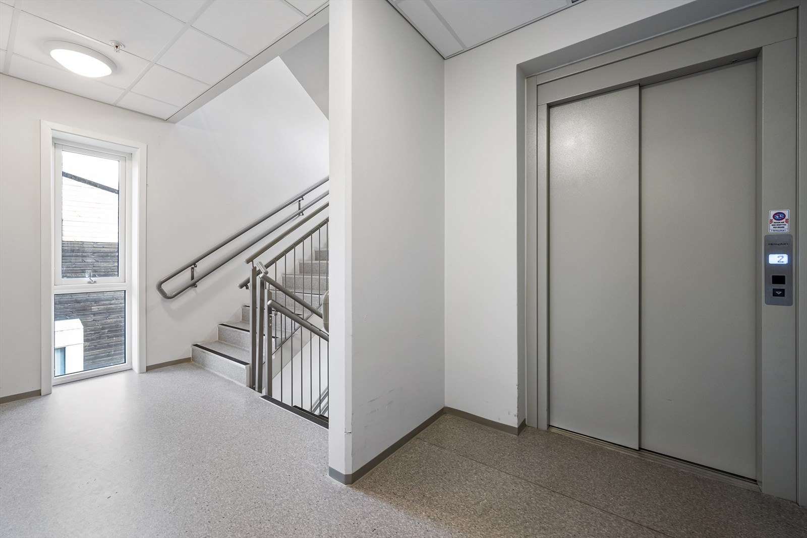 Trappegang med heis Galleribilde