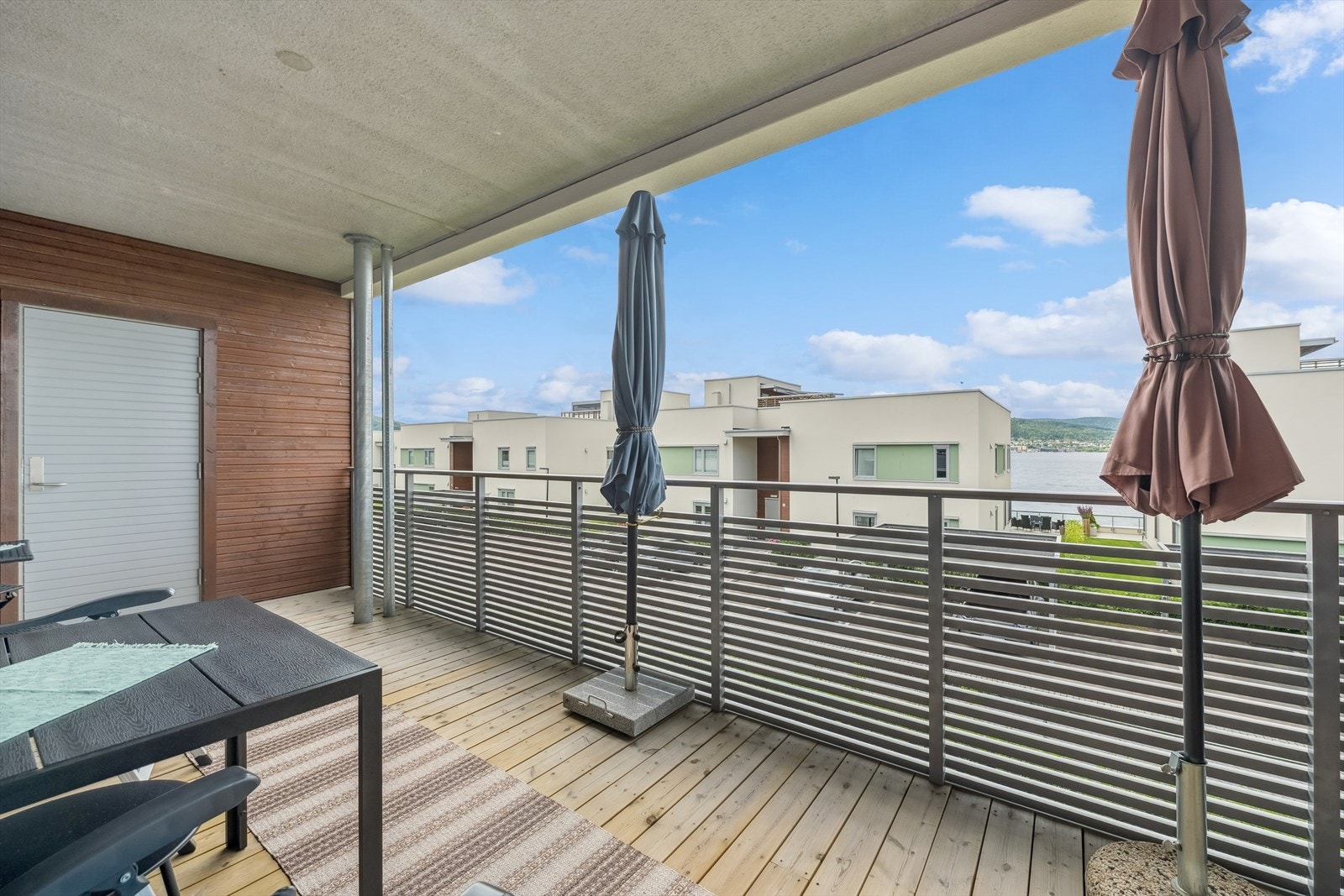 Terrasse med bod Galleribilde