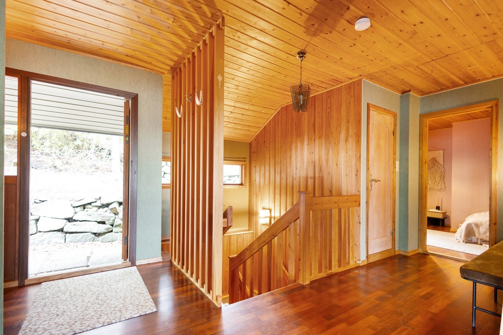 Hyggelig inngangsparti / trappegang med integrert garderobe Galleribilde