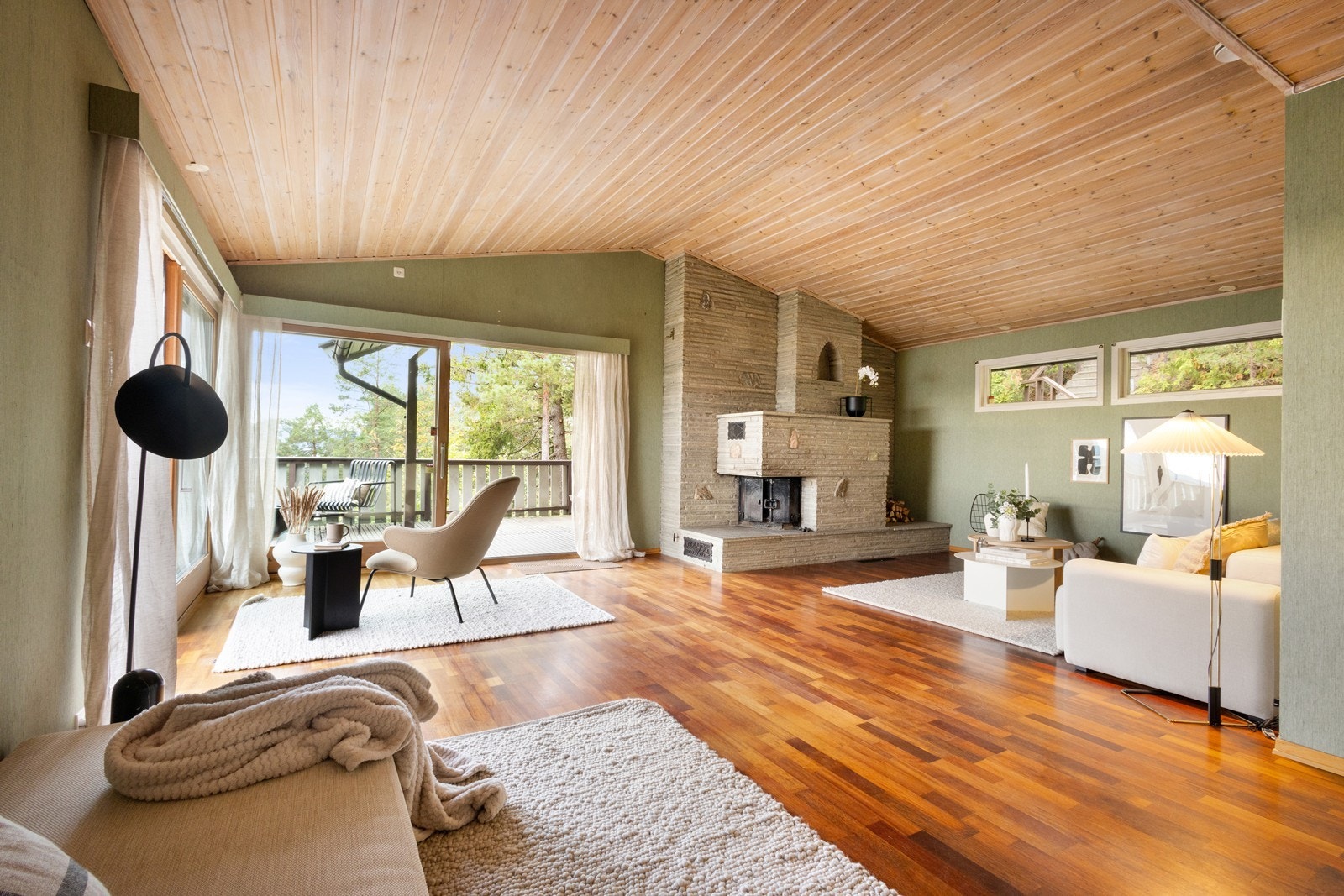 Boligen har en stor flott stue/ spisestue med peis Galleribilde