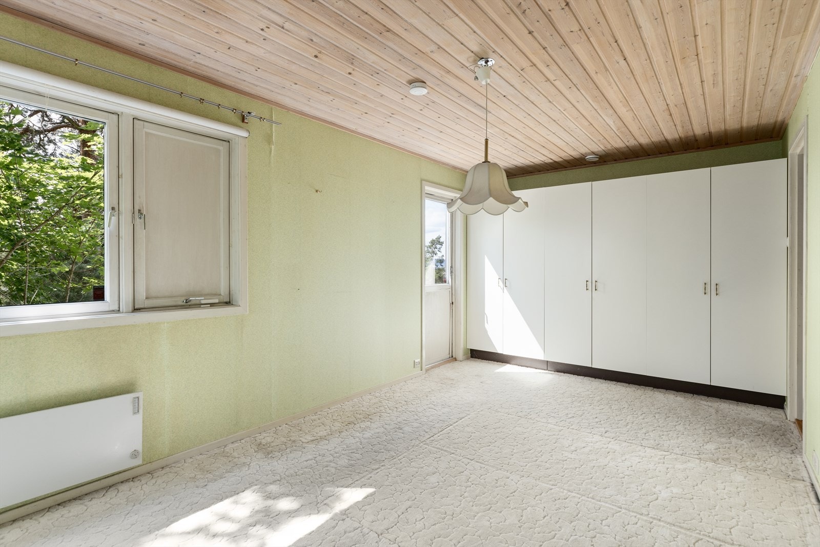 Stort rom med utgang til balkon og masse plass til garderobe Galleribilde