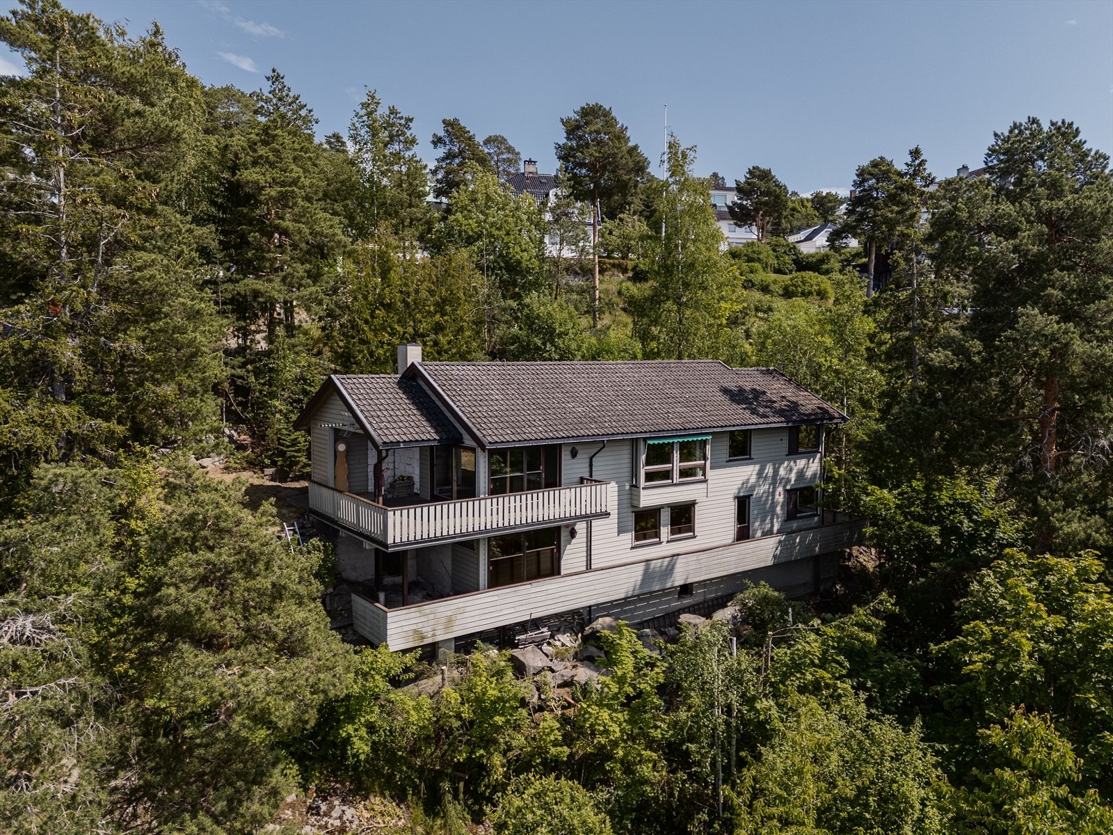 Skrånenede tomt på 1240 kvm Galleribilde