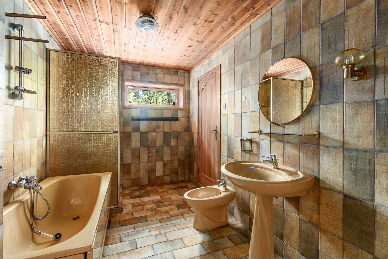 Bad i soveromsetasje med inngang til badstue Galleribilde