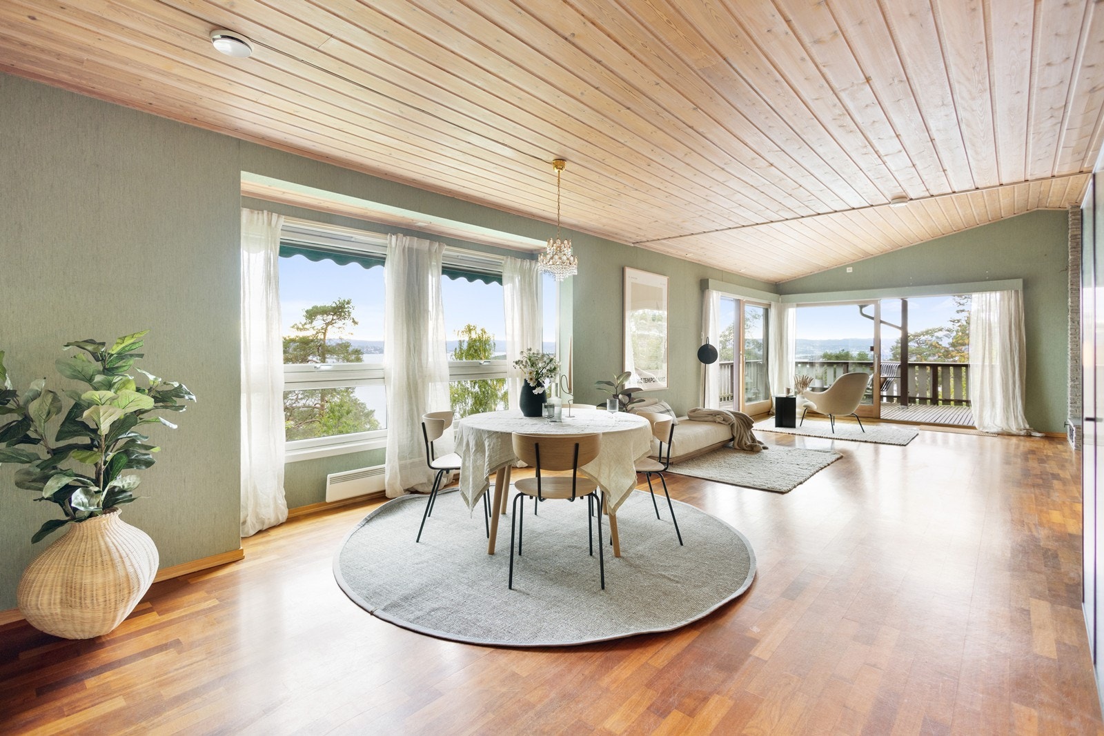 Romslig stue med god plass til spisestue vis a vis kjøkkenet Galleribilde