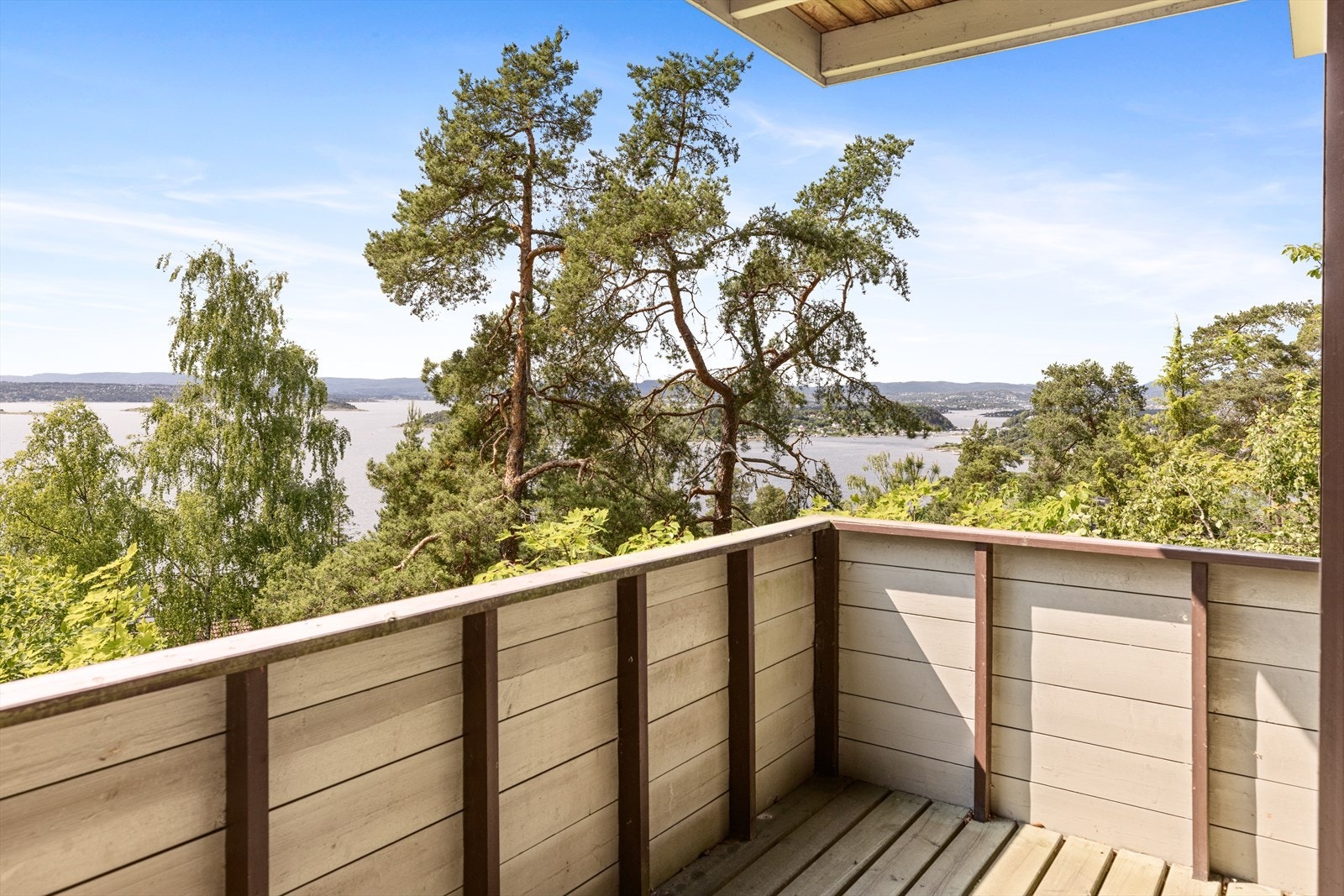 Balkongen strekker seg langs hele fronten av huset og det er utgang fra master soverom samt fra kjellerstuen Galleribilde