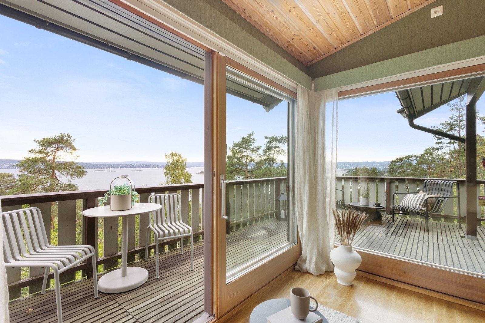 Flott hjørne i glass mot uteområdene Galleribilde