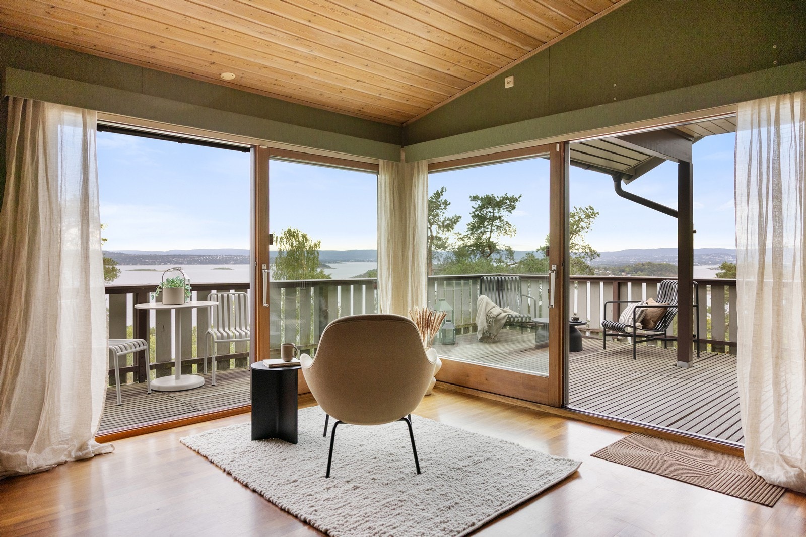 Drømmer du om sjøutsikt og å skape ditt drømmehjem? Nå har du muligheten i Solveien ! Galleribilde