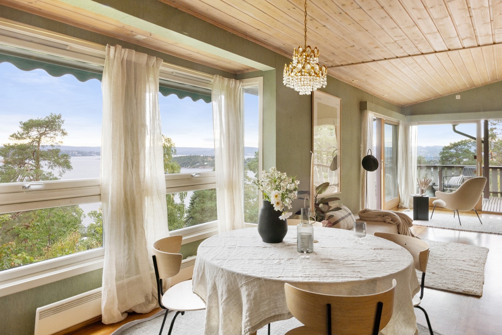 Velkommen til denne flotte arkitekttegnede eneboligen i Solveien Galleribilde