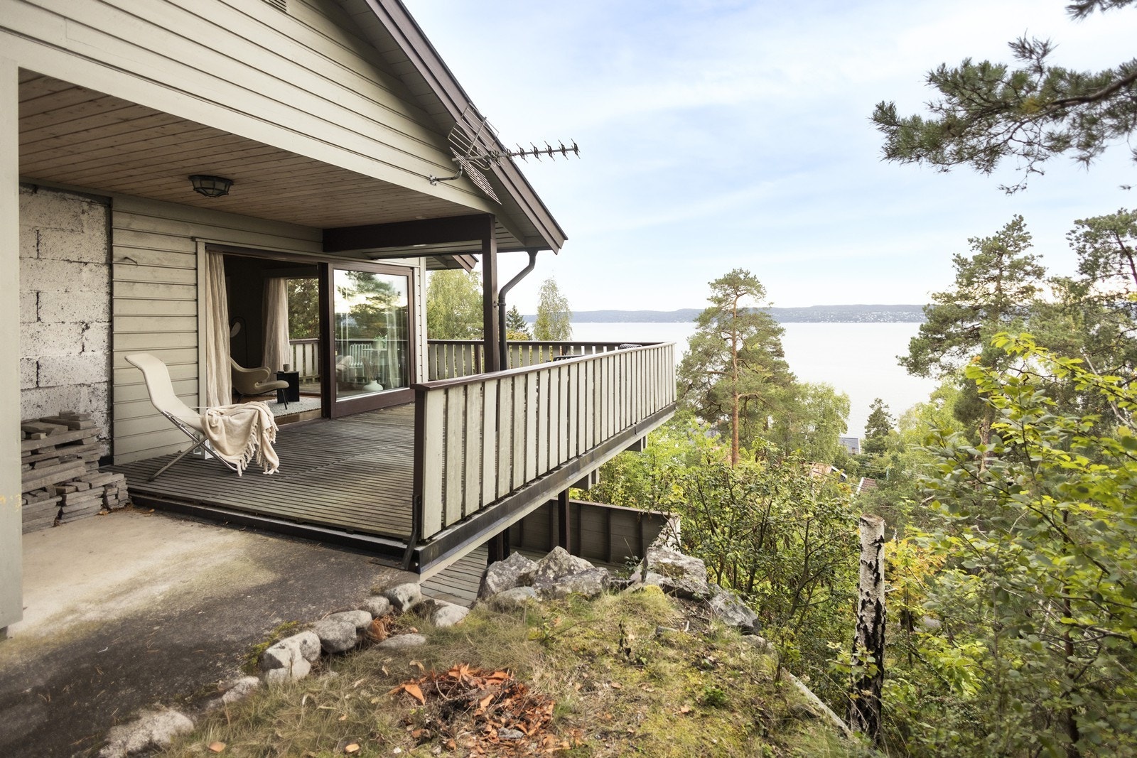 Terrassen går videre over til det flate hagepartiet Galleribilde