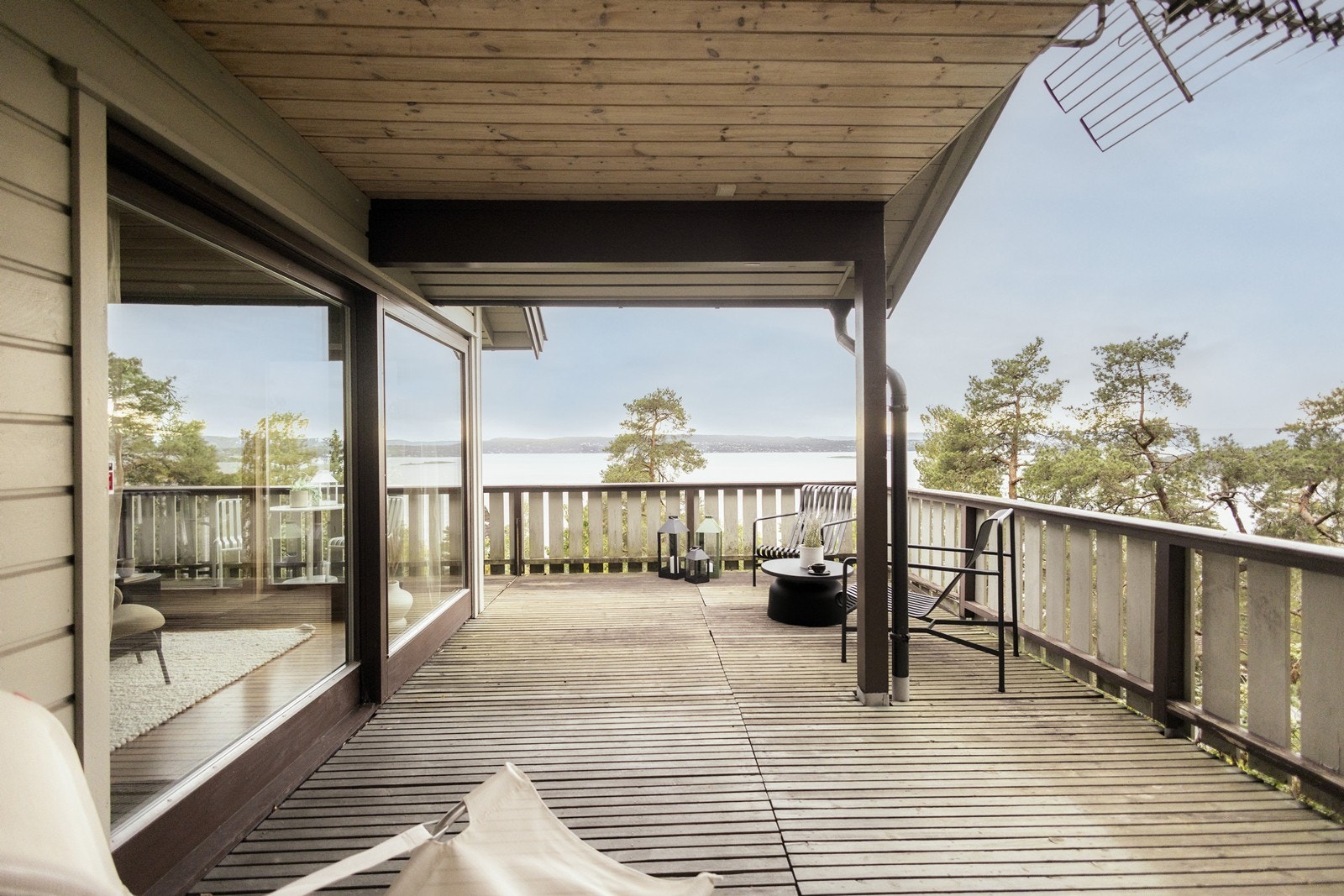 Dels overbygget terrasse som blir en lun krok Galleribilde